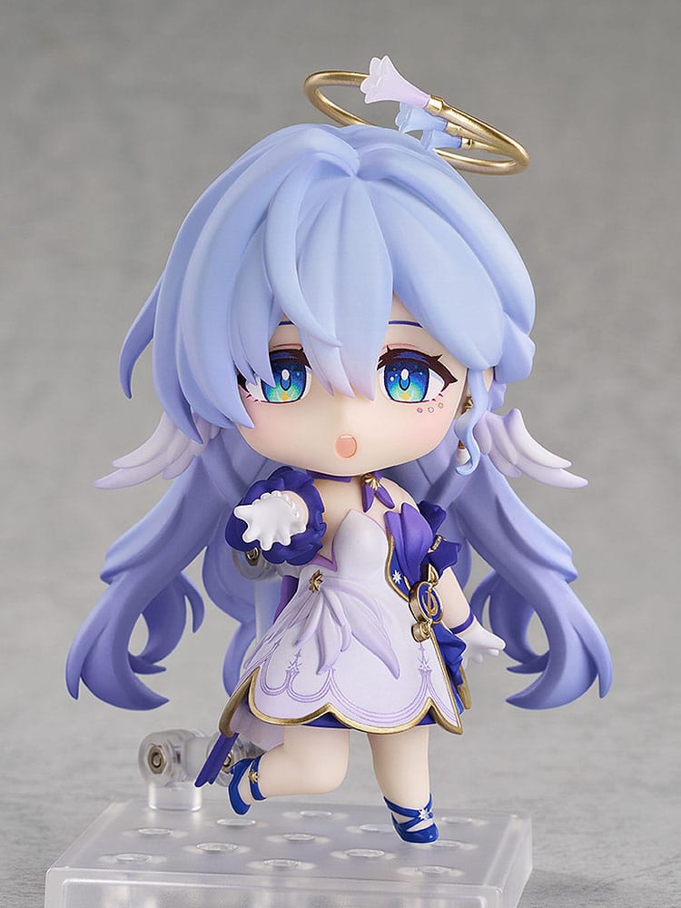 Gros plan sur le visage souriant de la figurine Robin Nendoroid