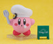 Kirby Nendoroid Kirby Cafe Ver. posant avec un plat de dessert et une fourchette.