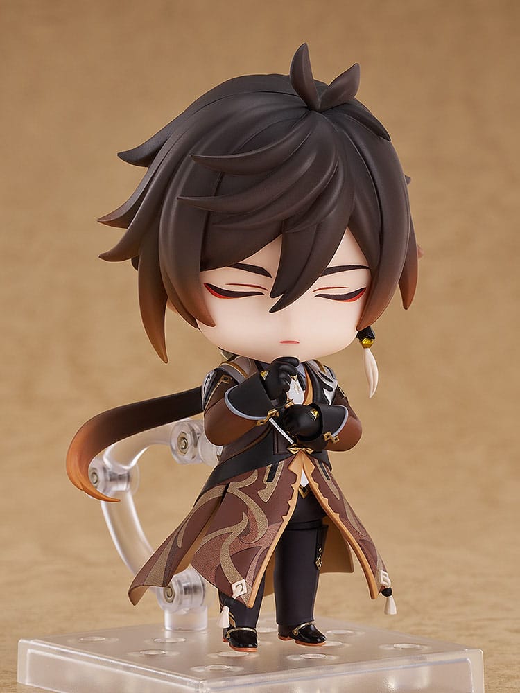 Zhongli Nendoroid montrant ses accessoires : lance, mains interchangeables et expressions faciales.