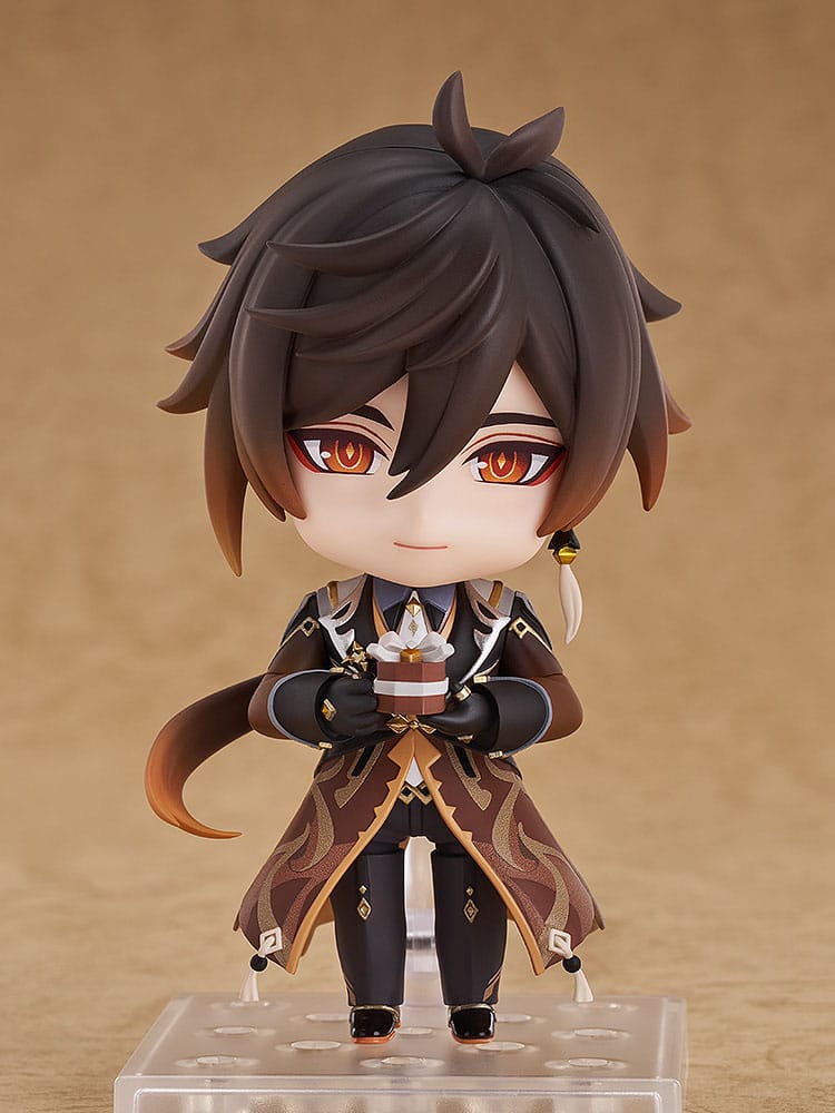 Gros plan sur le visage de la figurine Nendoroid Zhongli, expression sérieuse.