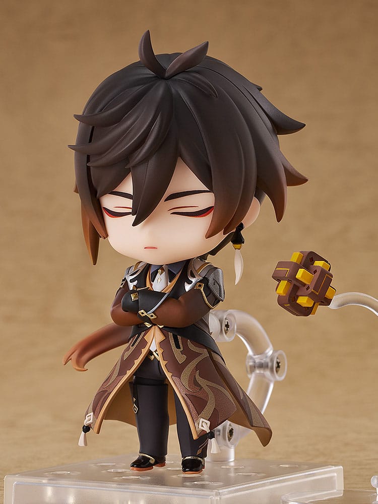 Figurine articulée Zhongli Nendoroid dans une pose de combat, vue latérale.