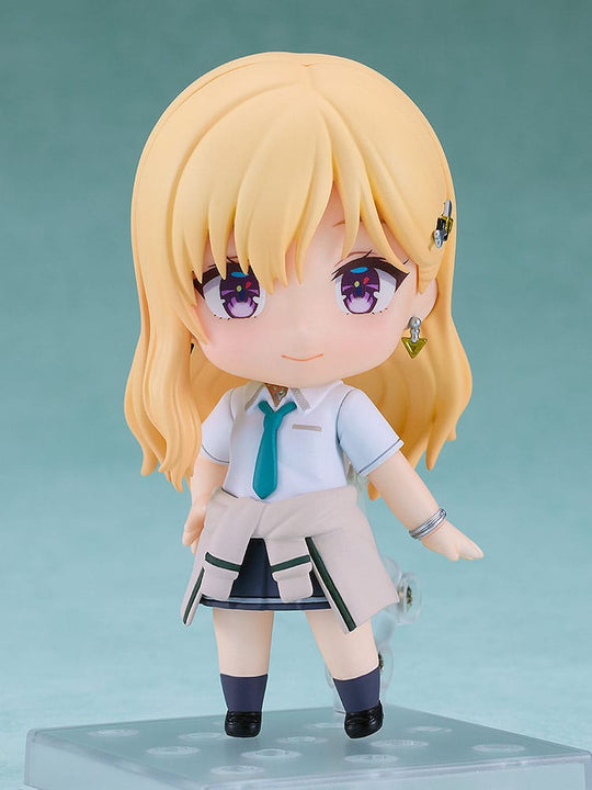 Nendoroid Saki Ayase en pose dynamique, montrant son articulation et ses expressions faciales interchangeables.