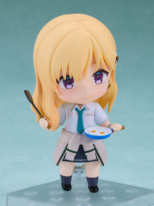 Saki Ayase Nendoroid posant avec un accessoire spécifique, illustrant les possibilités de personnalisation.