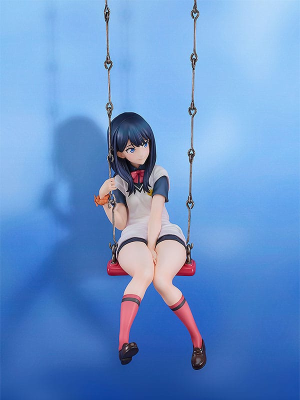 Statuette Rikka Takarada de Gridman Universe, vue de dos avec les détails des vêtements