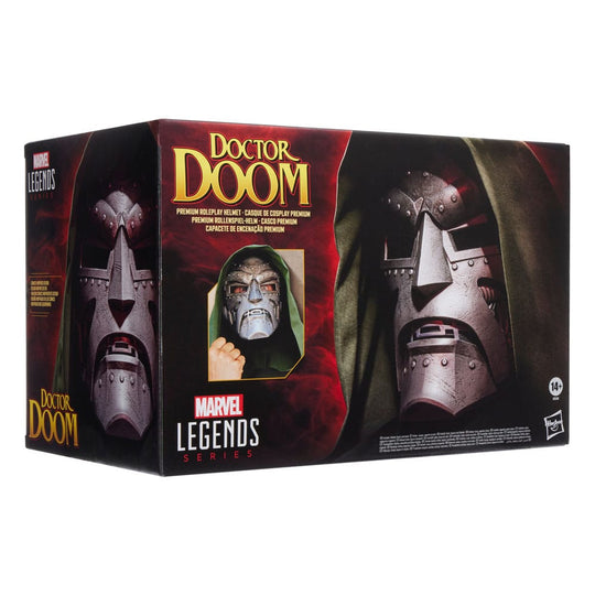 Casque Doctor Doom sur un fond neutre, mettant en valeur sa forme