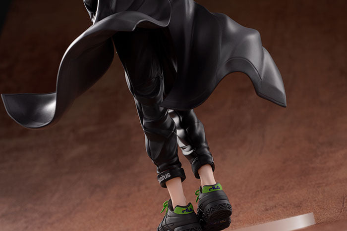Gros plan sur les chaussures et le socle de la figurine Ikari Shinji