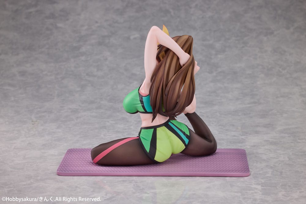 Statuette Yoga Shoujo en situation, sur une étagère de collection