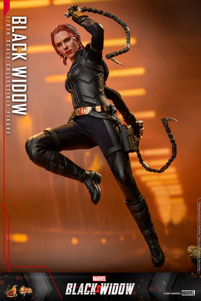 Figurine Black Widow Hot Toys avec ses bâtons de combat