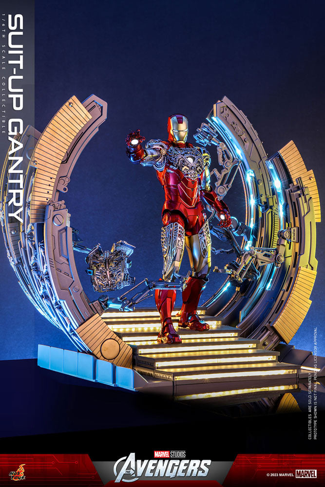 Hot Toys Gantry avec la figurine Iron Man 1/6 (vendue séparément) en position d'enfilage