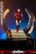 Scène complète du Hot Toys Suit-Up Gantry avec Iron Man, ambiance Avengers