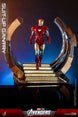 Scène complète du Hot Toys Suit-Up Gantry avec Iron Man, ambiance Avengers