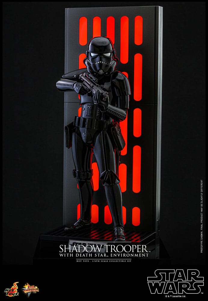 Gros plan sur le casque du Shadow Trooper Hot Toys, finition brillante