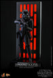 Gros plan sur le casque du Shadow Trooper Hot Toys, finition brillante