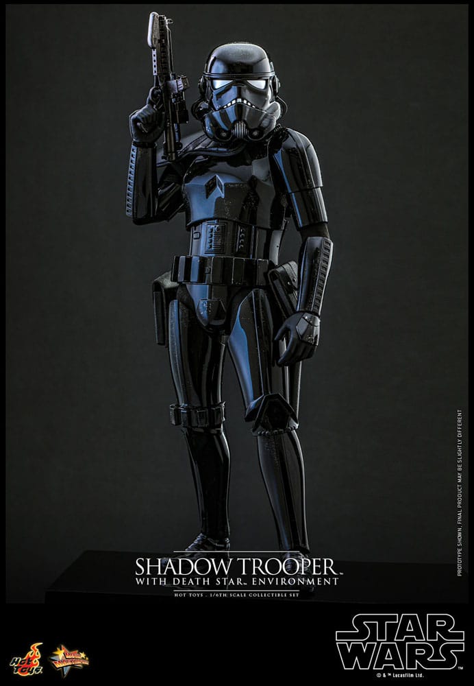 Vue arrière de la figurine Hot Toys Shadow Trooper et son armure