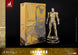 Figurine Iron Man Mark III Gold 1/6 à côté d'autres éléments de décor Marvel