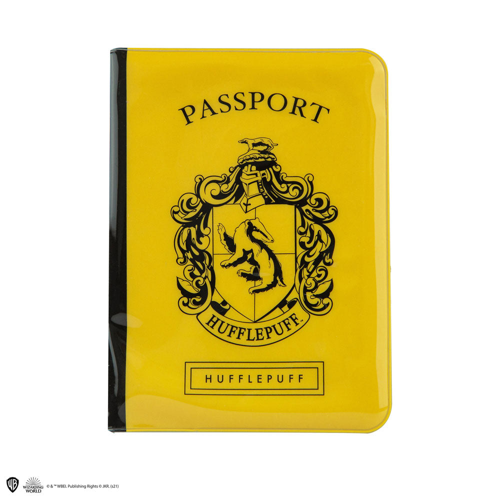 Le set Harry Potter Hufflepuff (étiquette bagage et étui carte) posé sur une surface, montrant les deux articles.