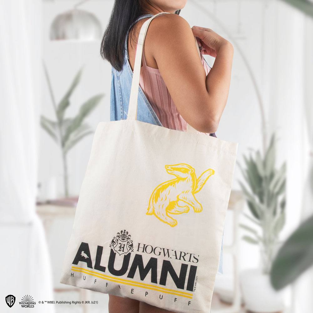 Détail du blason Alumni Hufflepuff sur le sac shopping en coton