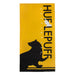 Serviette de bain Harry Potter Hufflepuff Cinereplicas, pliée, montrant le blason