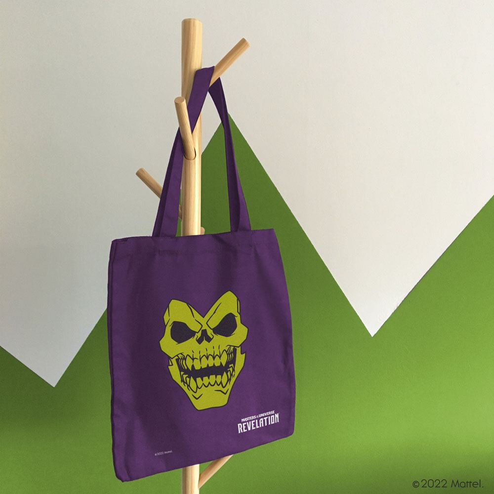 Sac en coton Skeletor Face porté à l'épaule dans un contexte urbain