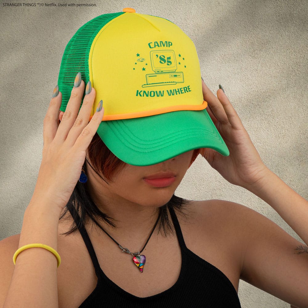 Casquette camionneur Stranger Things jaune et verte, profil gauche