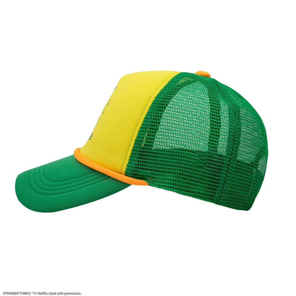 Détail du logo 'Camp Know Where' sur la casquette Stranger Things