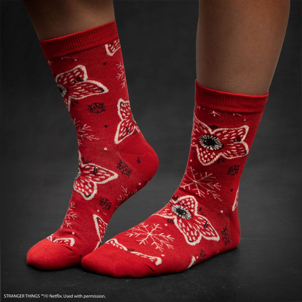 Chaussette Stranger Things noire avec logo et motifs.