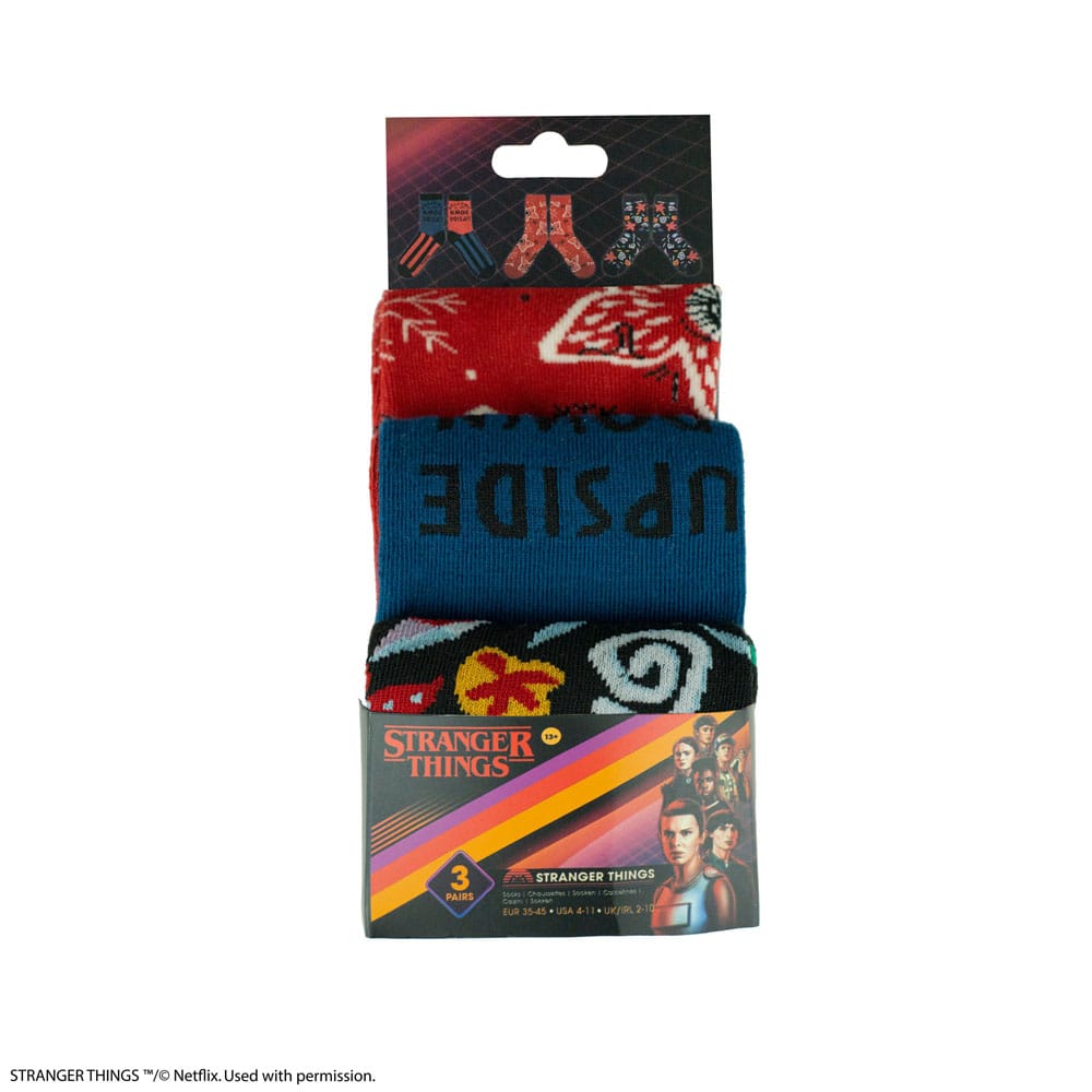 Gros plan sur les motifs des chaussettes Stranger Things, détails des logos.