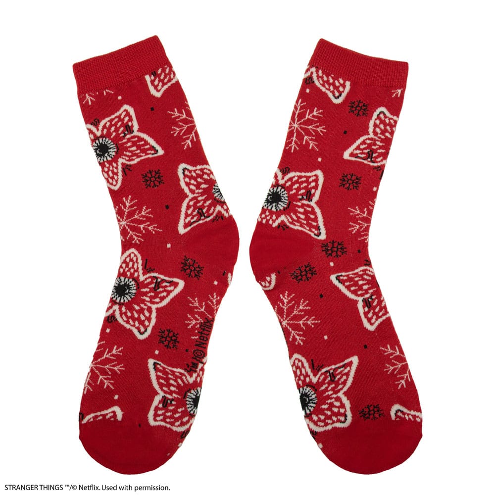 Chaussettes Stranger Things portées, montrant le style et le confort.