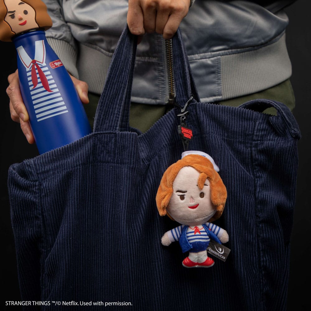 Porte-clés peluche Robin Scoops Ahoy Stranger Things, vue de côté sur un sac