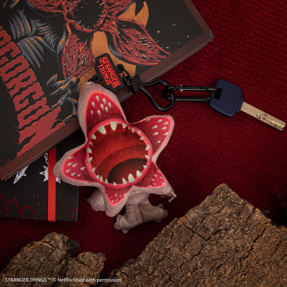 Détail du porte-clés peluche Demogorgon Stranger Things accroché à un sac à dos