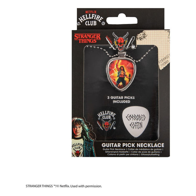 Collier médiator Eddie Munson porté, vue rapprochée