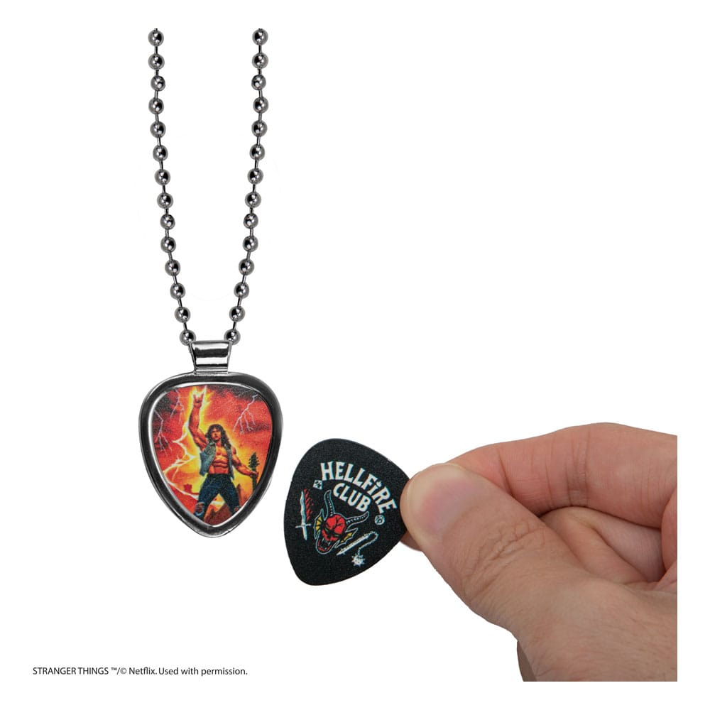 Détail du pendentif collier Eddie Munson avec médiator Corroded Coffin