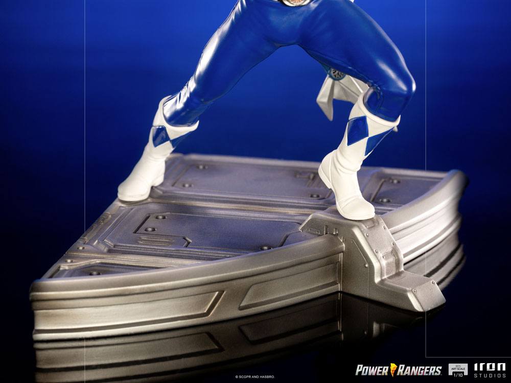 Gros plan sur l'armure et les détails de la figurine Blue Ranger