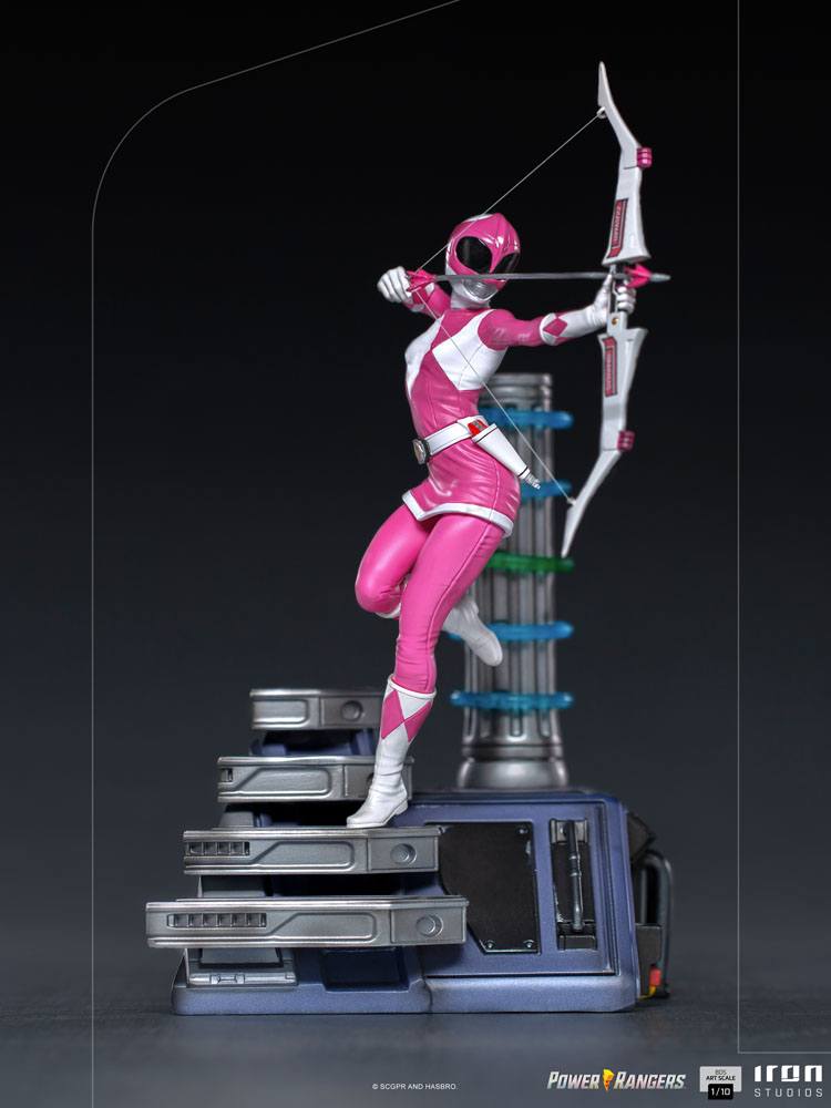 Détail du casque et du costume de la Pink Ranger Iron Studios