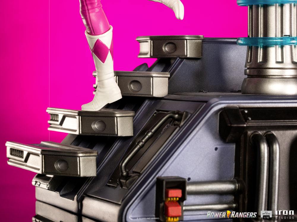Détail des finitions de la statuette Power Rangers Pink Ranger