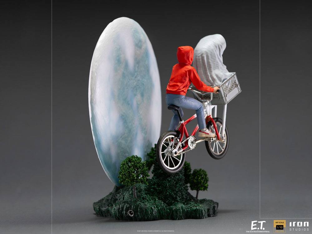 Gros plan sur la main lumineuse d'E.T. statuette Deluxe
