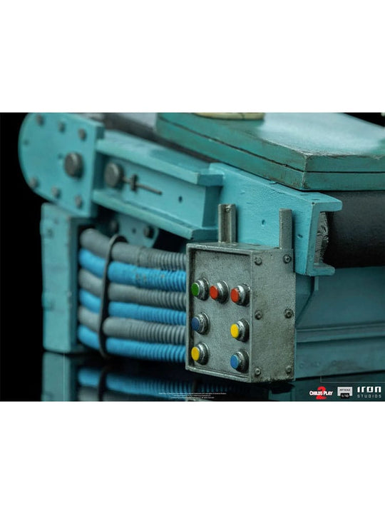 Statuette Chucky 15 cm, vue d'ensemble avec le socle, mettant en valeur la pose dynamique