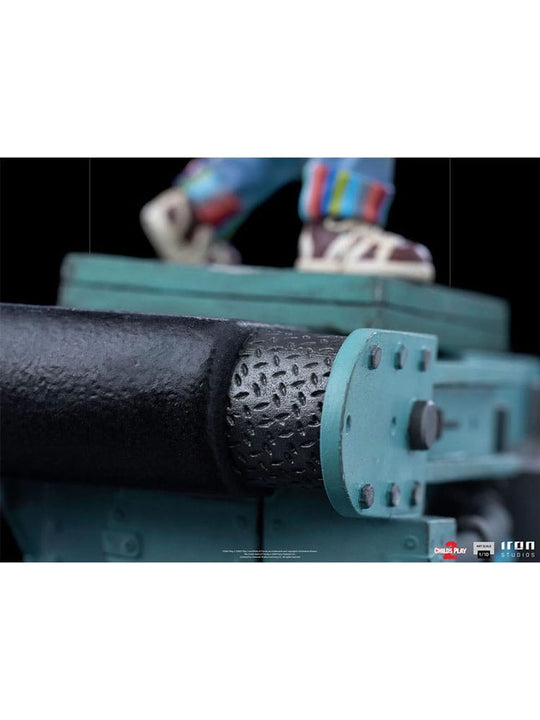 Détail du couteau ensanglanté tenu par Chucky, main et bras de la statuette