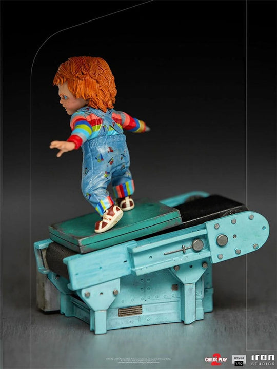 Comparaison de taille de la statuette Chucky 15 cm avec un objet du quotidien