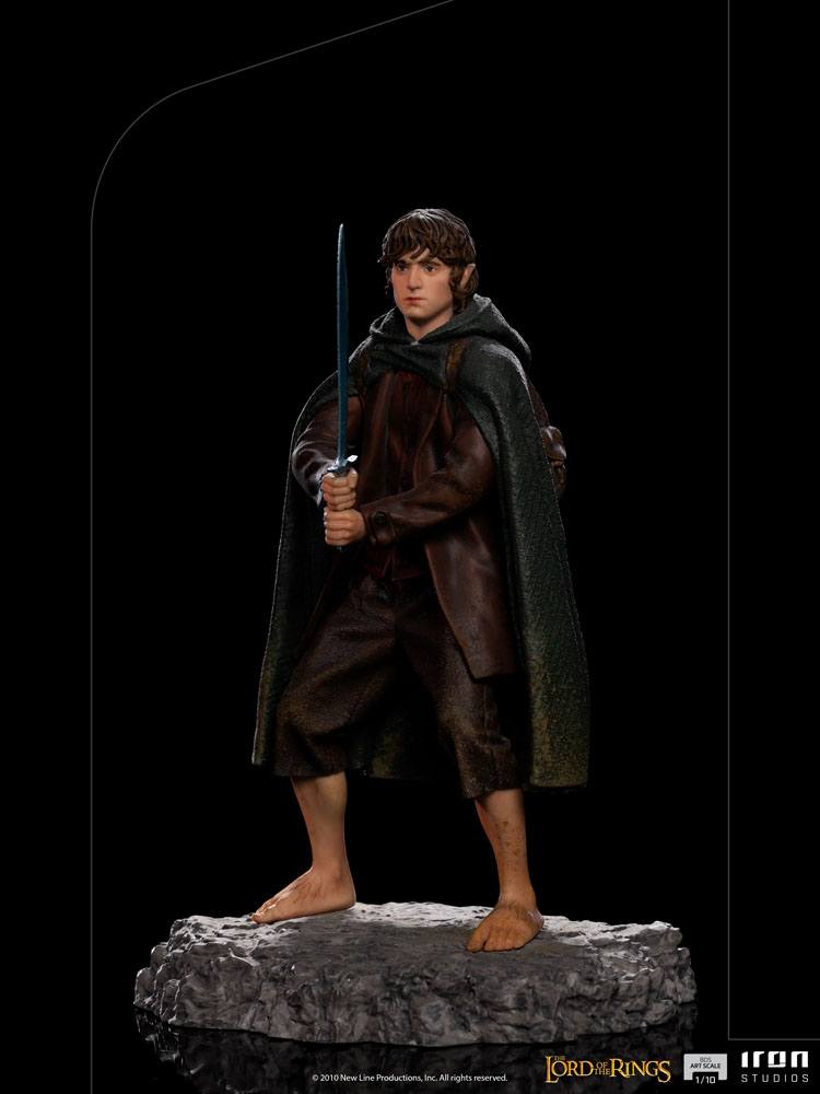 Vue latérale de la statuette Frodo avec son épée Dard