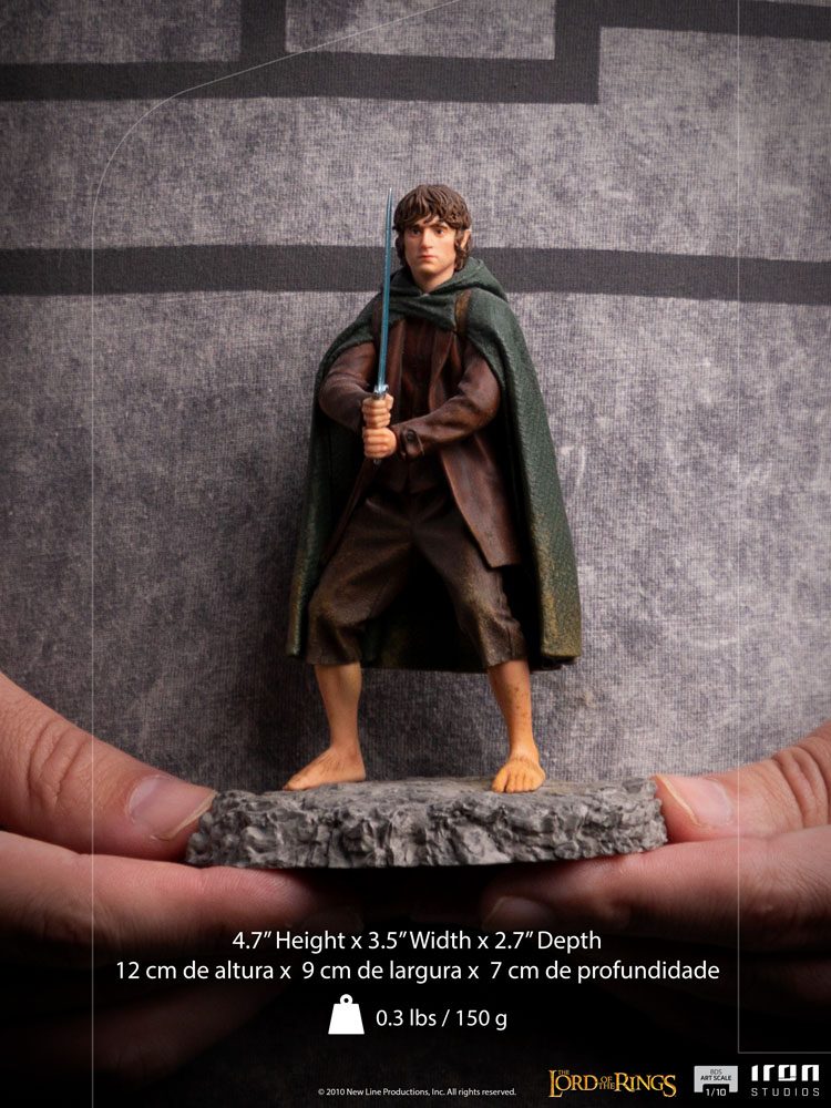 Statuette Frodo Le Seigneur des Anneaux à côté d'autres figurines de la collection