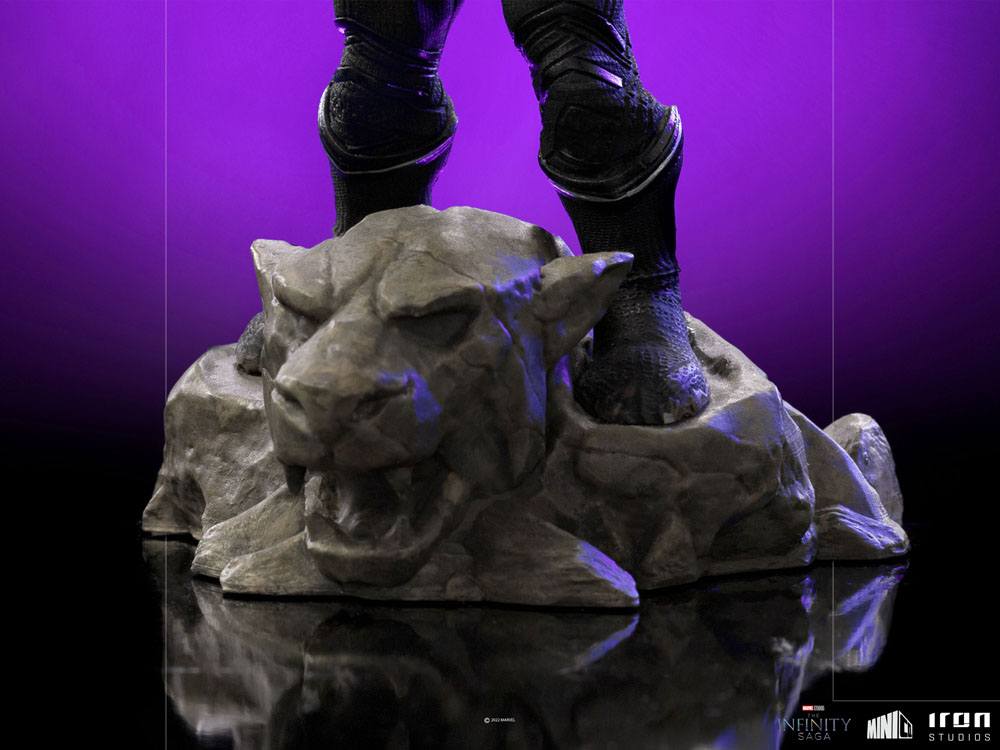 Gros plan sur le masque de Black Panther, figurine Mini Co. PVC