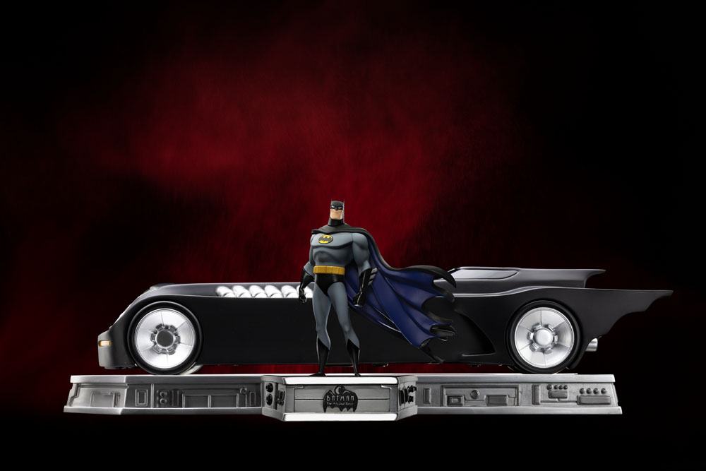 Vue d'ensemble du set Batman et Batmobile sur socle, échelle 1/10