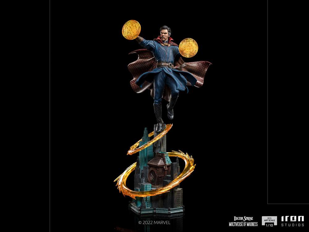 Gros plan sur les mains de Doctor Strange et ses sorts