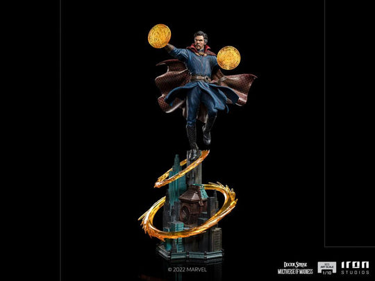 Gros plan sur les mains de Doctor Strange et ses sorts
