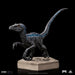 Vue latérale détaillée de la statuette Velociraptor Blue Iron Studios