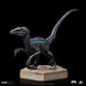Vue latérale détaillée de la statuette Velociraptor Blue Iron Studios