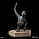 Gros plan sur la tête du Velociraptor Blue, statuette Jurassic World