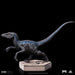 Statuette Blue Velociraptor Iron Studios, vue de dos avec détails