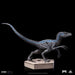 Statuette Jurassic World Icons Blue, en position d'attaque dynamique